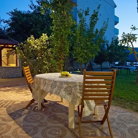 Elli 1 Front With Garden Apartment *