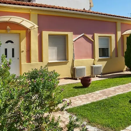 Elli 1 Front With Garden Apartamento Itea