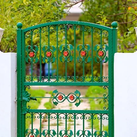 Elli 1 Front With Garden Itea