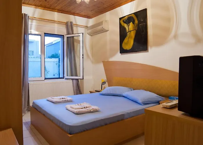 Elli 1 Front With Garden *